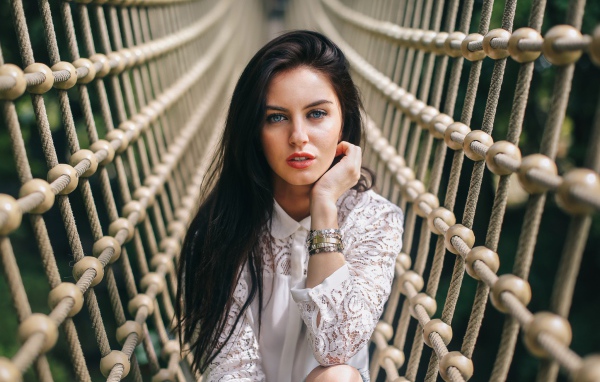 Девушка среди сетей, Aurela Skandaj