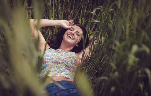 Девушка лежит в траве, Aurela Skandaj