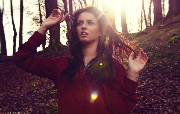 Девушка гуляет по парку, Aurela Skandaj