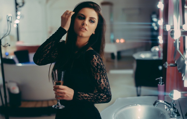 Девушка с бокалом, Aurela Skandaj