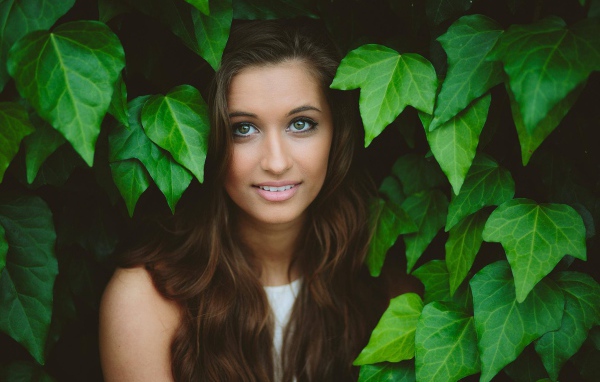 Зеленоглазая девушка модель среди листьев