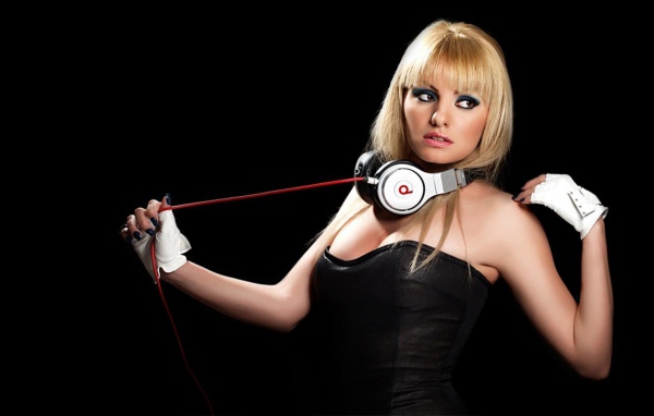 Наушники на шее Александры Стан