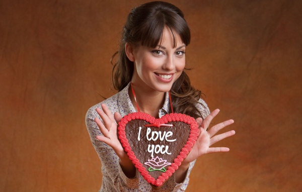 Лорена Гарсия держит в руках сердце