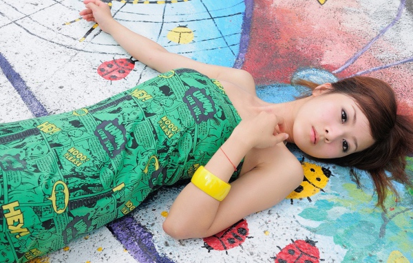 Модель Микако Чанг в зеленом платье