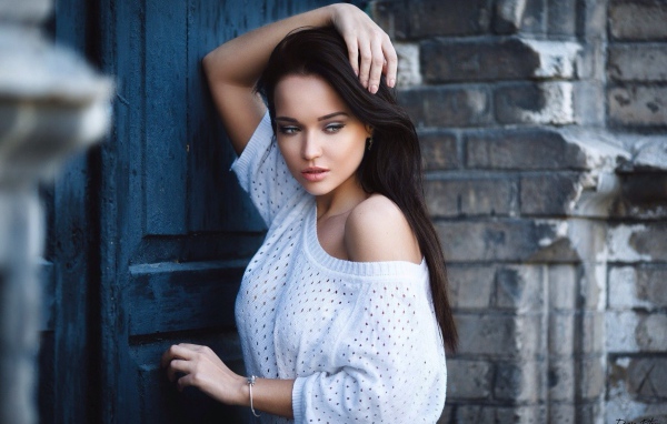 Модель Ангелина Петрова в белом свитере