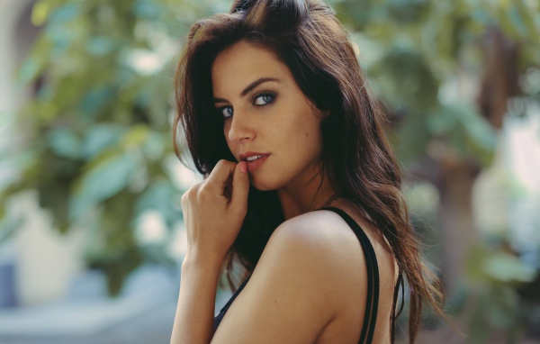 Модель Aurela Skandaj