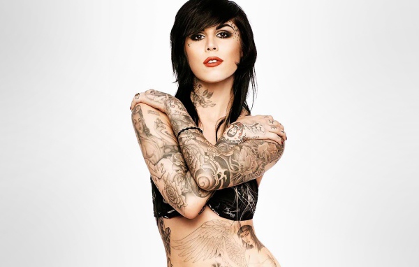 Модель брюнетка Kat Von D