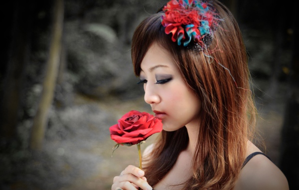 Модель Микако Чанг с розой в руке