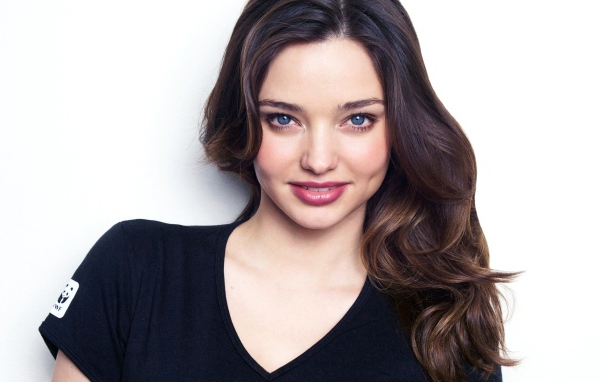 Модель с длинными волосами Миранда Керр