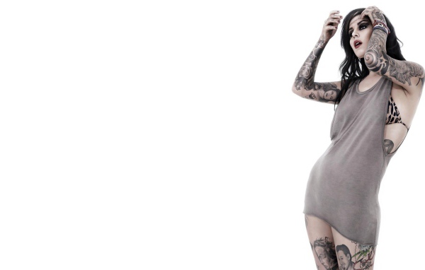 Модель с тату Kat Von D