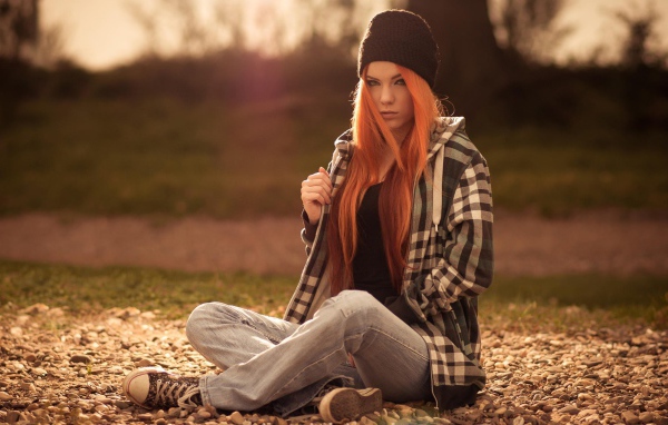 Рыжая девушка в шапке, фото Zara Axeronias