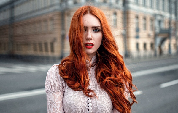 Рыжая девушка на улице, фотограф Георгий Чернядьев