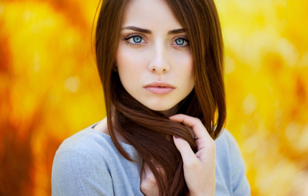 Девушка на желтом фоне, фото Анна Неврева