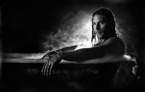 Мужчина принимает горячую ванну