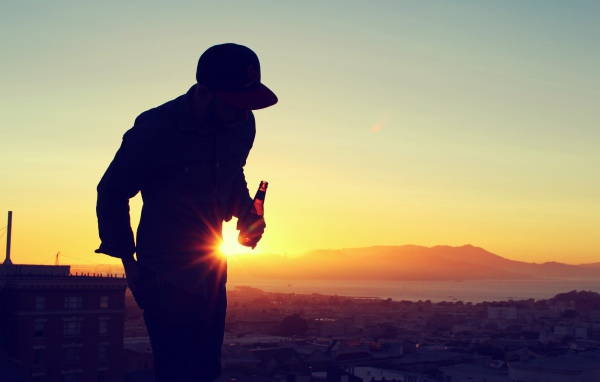 Мужчина с пивом на крыше