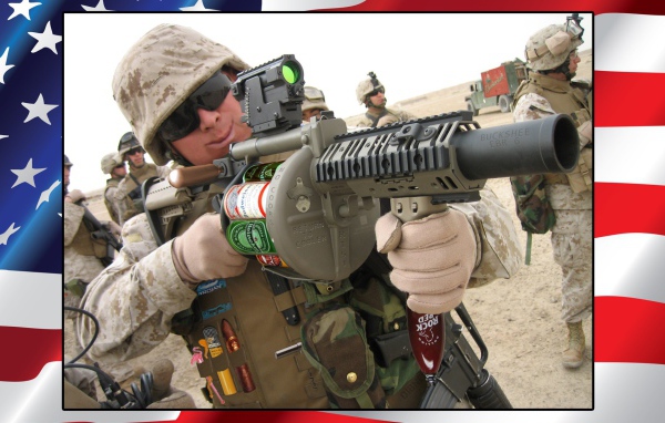 Солдат стреляет пивными бутылками