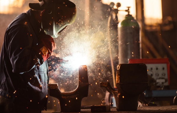 Мужчина занимается сварочными работами