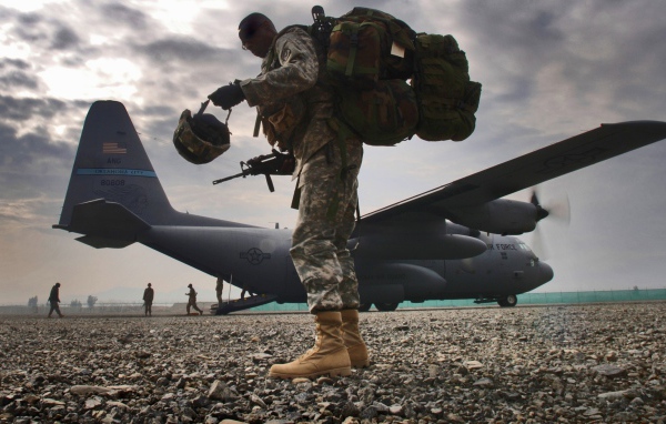 Солдат на фоне транспортного самолета