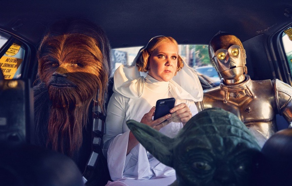 Герои Звездных войн едут в автомобиле