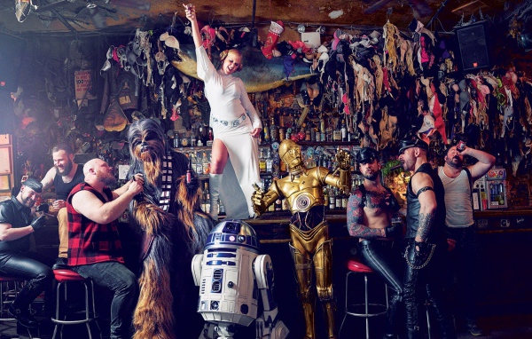 Герои культовых фильмов сидят в баре