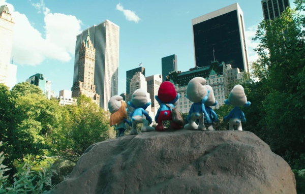 Смурфики смотрят на город