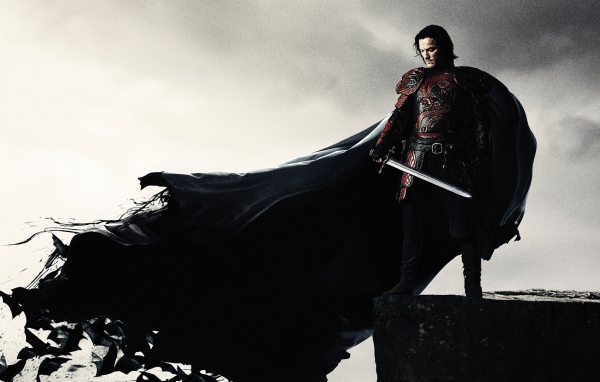 Персонаж фильма Дракула в черной накидке