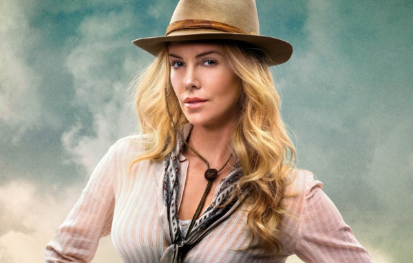 Девушка ковбой из фильма Миллион возможностей умереть на Западе