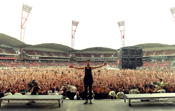 Исполнитель Джаред Лето на фоне стадиона