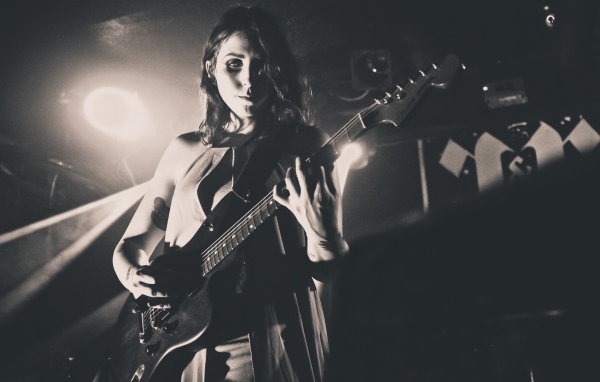 Музыкант Челси Вулф с гитарой