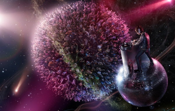 Диджей погрузил дискотеку в мир музыки