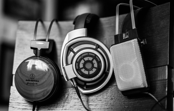 Разные наушники висят на спинке стула