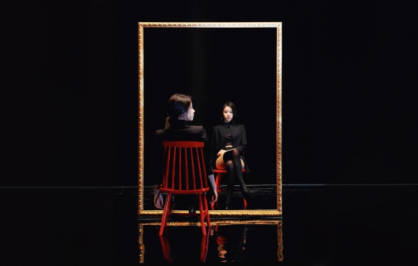 Джион у зеркала, группа T-ara