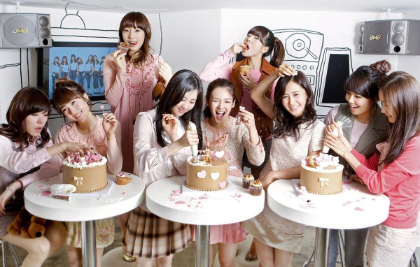 Девушки из группы Girls’ Generation кушают торты