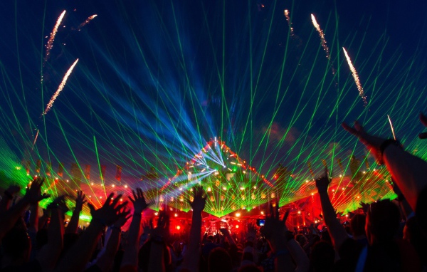 Зеленые лазеры на музыкальном фестивале