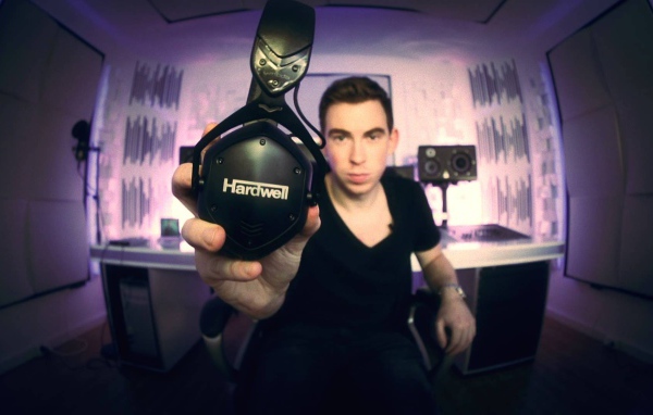 Музыкант держит в руке наушники Hardwell