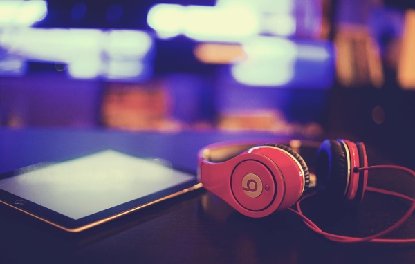 Красные наушники Beats by Dre