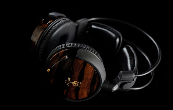 Королевские наушники на черном фоне