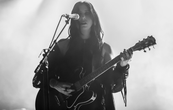 Певица Челси Вулф у микрофона