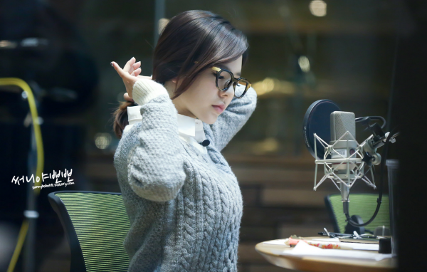 Певица у микрофона, Girls’ Generation