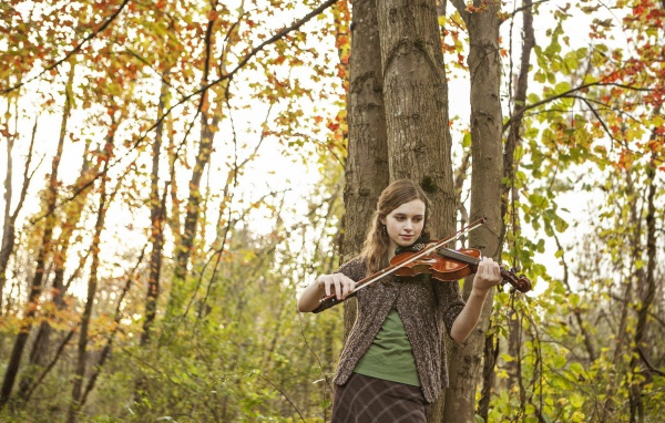 Скрипачка в осенней роще