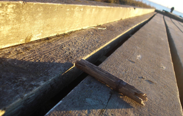 Кусок доски на деревянном помосте