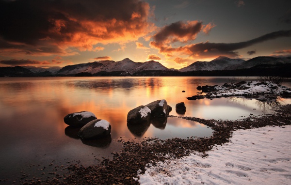 Черные камни у кромки воды