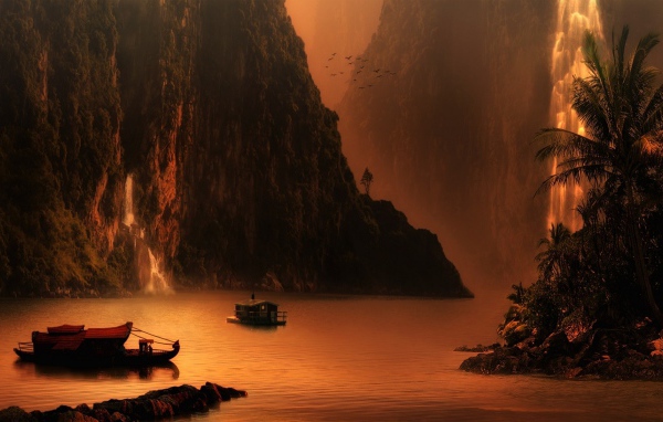 Уютная гавань между покрытых зеленью скал