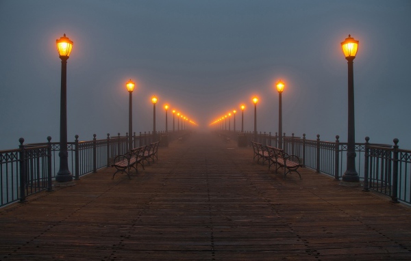 Вечерняя набережная уходит в туман