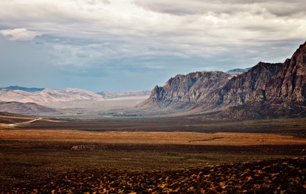 Неприветливая равнина между скалами