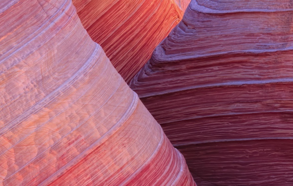 Красный слоистый камень в каньоне