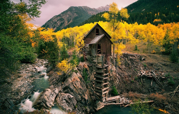 Хозяйственная постройка из дерева над обрывом