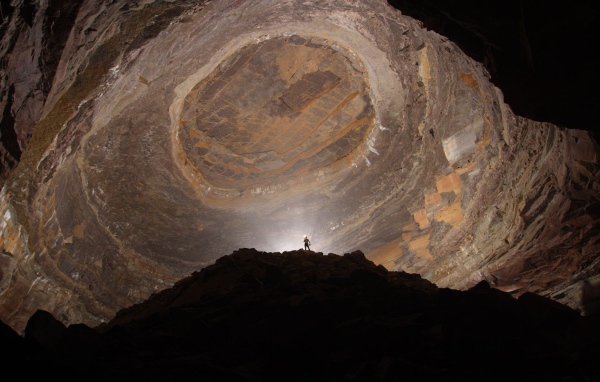 Огромный зал в пещере