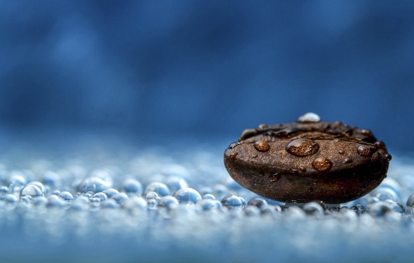 Вода на коричневом гладком камне