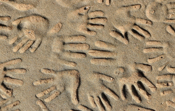 Следы рук на песке